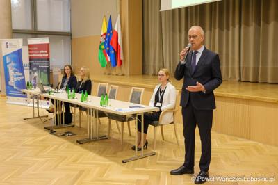 Marszałek Marcin Jabłoński przemawia podczas spotkania informacyjnego pt. „Fundusze Europejskie oraz Krajowy Plan Odbudowy i Zwiększenia Odporności – aktualne nabory wniosków dla JST” w Urzędzie Marszałkowskim Województwa Lubuskiego w Zielonej Górze  