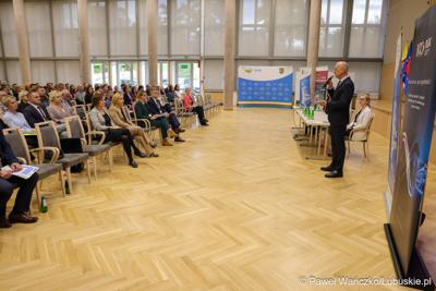 Marszałek Marcin Jabłoński przemawia podczas spotkania informacyjnego pt. „Fundusze Europejskie oraz Krajowy Plan Odbudowy i Zwiększenia Odporności – aktualne nabory wniosków dla JST” w Urzędzie Marszałkowskim Województwa Lubuskiego w Zielonej Górze  