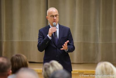 Marszałek Marcin Jabłoński przemawia podczas spotkania informacyjnego pt. „Fundusze Europejskie oraz Krajowy Plan Odbudowy i Zwiększenia Odporności – aktualne nabory wniosków dla JST” w Urzędzie Marszałkowskim Województwa Lubuskiego w Zielonej Górze  