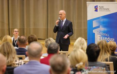 Marszałek Marcin Jabłoński przemawia podczas spotkania informacyjnego pt. „Fundusze Europejskie oraz Krajowy Plan Odbudowy i Zwiększenia Odporności – aktualne nabory wniosków dla JST” w Urzędzie Marszałkowskim Województwa Lubuskiego w Zielonej Górze  
