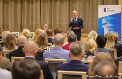 Marszałek Marcin Jabłoński przemawia podczas spotkania informacyjnego pt. „Fundusze Europejskie oraz Krajowy Plan Odbudowy i Zwiększenia Odporności – aktualne nabory wniosków dla JST” w Urzędzie Marszałkowskim Województwa Lubuskiego w Zielonej Górze  