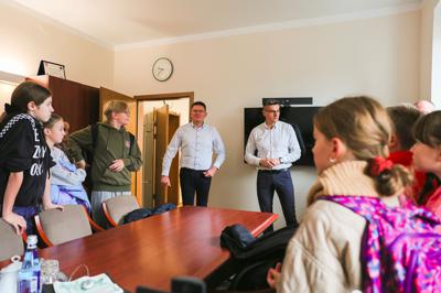 Wicemarszałek Sebastian Ciemnoczołowski miał przyjemność gościć uczniów ze Szkoły Podstawowej nr 21 w Zielonej Górze w Urzędzie Marszałkowskim. Podczas spotkania opowiadał o funkcjonowaniu samorządu województwa, obradach oraz decyzjach, które wpływają na życie mieszkańców Lubuskiego. Młodzi goście zwiedzili salę kolumnową, zasiedli na miejscach zarządu i radnych, a także dyskutowali o tym, co chcieliby zmienić w swoim otoczeniu. Wicemarszałek z uznaniem odniósł się do ich ciekawości i zaangażowania