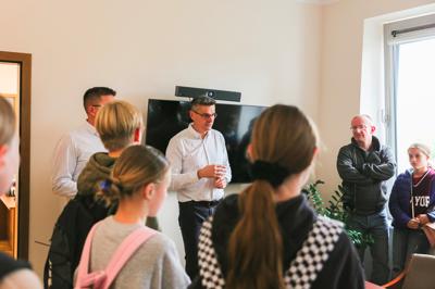Wicemarszałek Sebastian Ciemnoczołowski miał przyjemność gościć uczniów ze Szkoły Podstawowej nr 21 w Zielonej Górze w Urzędzie Marszałkowskim. Podczas spotkania opowiadał o funkcjonowaniu samorządu województwa, obradach oraz decyzjach, które wpływają na życie mieszkańców Lubuskiego. Młodzi goście zwiedzili salę kolumnową, zasiedli na miejscach zarządu i radnych, a także dyskutowali o tym, co chcieliby zmienić w swoim otoczeniu. Wicemarszałek z uznaniem odniósł się do ich ciekawości i zaangażowania