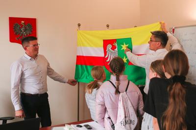 Wicemarszałek Sebastian Ciemnoczołowski miał przyjemność gościć uczniów ze Szkoły Podstawowej nr 21 w Zielonej Górze w Urzędzie Marszałkowskim. Podczas spotkania opowiadał o funkcjonowaniu samorządu województwa, obradach oraz decyzjach, które wpływają na życie mieszkańców Lubuskiego. Młodzi goście zwiedzili salę kolumnową, zasiedli na miejscach zarządu i radnych, a także dyskutowali o tym, co chcieliby zmienić w swoim otoczeniu. Wicemarszałek z uznaniem odniósł się do ich ciekawości i zaangażowania