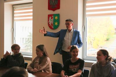 Wicemarszałek Sebastian Ciemnoczołowski miał przyjemność gościć uczniów ze Szkoły Podstawowej nr 21 w Zielonej Górze w Urzędzie Marszałkowskim. Podczas spotkania opowiadał o funkcjonowaniu samorządu województwa, obradach oraz decyzjach, które wpływają na życie mieszkańców Lubuskiego. Młodzi goście zwiedzili salę kolumnową, zasiedli na miejscach zarządu i radnych, a także dyskutowali o tym, co chcieliby zmienić w swoim otoczeniu. Wicemarszałek z uznaniem odniósł się do ich ciekawości i zaangażowania