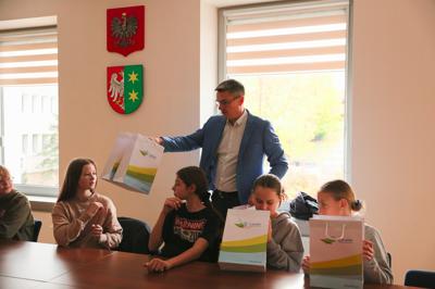 Wicemarszałek Sebastian Ciemnoczołowski miał przyjemność gościć uczniów ze Szkoły Podstawowej nr 21 w Zielonej Górze w Urzędzie Marszałkowskim. Podczas spotkania opowiadał o funkcjonowaniu samorządu województwa, obradach oraz decyzjach, które wpływają na życie mieszkańców Lubuskiego. Młodzi goście zwiedzili salę kolumnową, zasiedli na miejscach zarządu i radnych, a także dyskutowali o tym, co chcieliby zmienić w swoim otoczeniu. Wicemarszałek z uznaniem odniósł się do ich ciekawości i zaangażowania