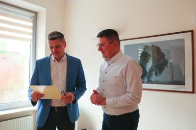 Wicemarszałek Sebastian Ciemnoczołowski miał przyjemność gościć uczniów ze Szkoły Podstawowej nr 21 w Zielonej Górze w Urzędzie Marszałkowskim. Podczas spotkania opowiadał o funkcjonowaniu samorządu województwa, obradach oraz decyzjach, które wpływają na życie mieszkańców Lubuskiego. Młodzi goście zwiedzili salę kolumnową, zasiedli na miejscach zarządu i radnych, a także dyskutowali o tym, co chcieliby zmienić w swoim otoczeniu. Wicemarszałek z uznaniem odniósł się do ich ciekawości i zaangażowania