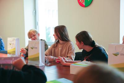Wicemarszałek Sebastian Ciemnoczołowski miał przyjemność gościć uczniów ze Szkoły Podstawowej nr 21 w Zielonej Górze w Urzędzie Marszałkowskim. Podczas spotkania opowiadał o funkcjonowaniu samorządu województwa, obradach oraz decyzjach, które wpływają na życie mieszkańców Lubuskiego. Młodzi goście zwiedzili salę kolumnową, zasiedli na miejscach zarządu i radnych, a także dyskutowali o tym, co chcieliby zmienić w swoim otoczeniu. Wicemarszałek z uznaniem odniósł się do ich ciekawości i zaangażowania