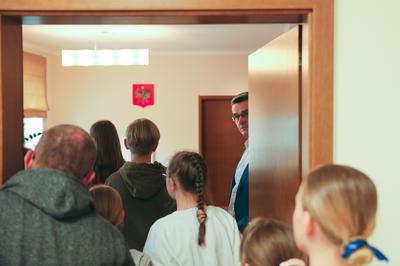 Wicemarszałek Sebastian Ciemnoczołowski miał przyjemność gościć uczniów ze Szkoły Podstawowej nr 21 w Zielonej Górze w Urzędzie Marszałkowskim. Podczas spotkania opowiadał o funkcjonowaniu samorządu województwa, obradach oraz decyzjach, które wpływają na życie mieszkańców Lubuskiego. Młodzi goście zwiedzili salę kolumnową, zasiedli na miejscach zarządu i radnych, a także dyskutowali o tym, co chcieliby zmienić w swoim otoczeniu. Wicemarszałek z uznaniem odniósł się do ich ciekawości i zaangażowania