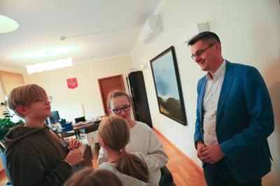 Wicemarszałek Sebastian Ciemnoczołowski miał przyjemność gościć uczniów ze Szkoły Podstawowej nr 21 w Zielonej Górze w Urzędzie Marszałkowskim. Podczas spotkania opowiadał o funkcjonowaniu samorządu województwa, obradach oraz decyzjach, które wpływają na życie mieszkańców Lubuskiego. Młodzi goście zwiedzili salę kolumnową, zasiedli na miejscach zarządu i radnych, a także dyskutowali o tym, co chcieliby zmienić w swoim otoczeniu. Wicemarszałek z uznaniem odniósł się do ich ciekawości i zaangażowania