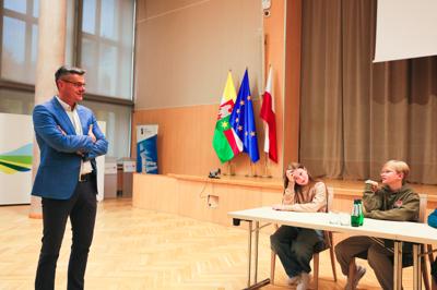 Wicemarszałek Sebastian Ciemnoczołowski miał przyjemność gościć uczniów ze Szkoły Podstawowej nr 21 w Zielonej Górze w Urzędzie Marszałkowskim. Podczas spotkania opowiadał o funkcjonowaniu samorządu województwa, obradach oraz decyzjach, które wpływają na życie mieszkańców Lubuskiego. Młodzi goście zwiedzili salę kolumnową, zasiedli na miejscach zarządu i radnych, a także dyskutowali o tym, co chcieliby zmienić w swoim otoczeniu. Wicemarszałek z uznaniem odniósł się do ich ciekawości i zaangażowania