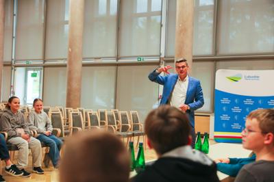 Wicemarszałek Sebastian Ciemnoczołowski miał przyjemność gościć uczniów ze Szkoły Podstawowej nr 21 w Zielonej Górze w Urzędzie Marszałkowskim. Podczas spotkania opowiadał o funkcjonowaniu samorządu województwa, obradach oraz decyzjach, które wpływają na życie mieszkańców Lubuskiego. Młodzi goście zwiedzili salę kolumnową, zasiedli na miejscach zarządu i radnych, a także dyskutowali o tym, co chcieliby zmienić w swoim otoczeniu. Wicemarszałek z uznaniem odniósł się do ich ciekawości i zaangażowania