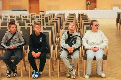 Wicemarszałek Sebastian Ciemnoczołowski miał przyjemność gościć uczniów ze Szkoły Podstawowej nr 21 w Zielonej Górze w Urzędzie Marszałkowskim. Podczas spotkania opowiadał o funkcjonowaniu samorządu województwa, obradach oraz decyzjach, które wpływają na życie mieszkańców Lubuskiego. Młodzi goście zwiedzili salę kolumnową, zasiedli na miejscach zarządu i radnych, a także dyskutowali o tym, co chcieliby zmienić w swoim otoczeniu. Wicemarszałek z uznaniem odniósł się do ich ciekawości i zaangażowania