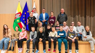 Wicemarszałek Sebastian Ciemnoczołowski miał przyjemność gościć uczniów ze Szkoły Podstawowej nr 21 w Zielonej Górze w Urzędzie Marszałkowskim. Podczas spotkania opowiadał o funkcjonowaniu samorządu województwa, obradach oraz decyzjach, które wpływają na życie mieszkańców Lubuskiego. Młodzi goście zwiedzili salę kolumnową, zasiedli na miejscach zarządu i radnych, a także dyskutowali o tym, co chcieliby zmienić w swoim otoczeniu. Wicemarszałek z uznaniem odniósł się do ich ciekawości i zaangażowania