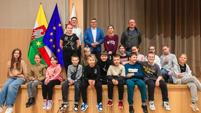 Wicemarszałek Sebastian Ciemnoczołowski miał przyjemność gościć uczniów ze Szkoły Podstawowej nr 21 w Zielonej Górze w Urzędzie Marszałkowskim. Podczas spotkania opowiadał o funkcjonowaniu samorządu województwa, obradach oraz decyzjach, które wpływają na życie mieszkańców Lubuskiego. Młodzi goście zwiedzili salę kolumnową, zasiedli na miejscach zarządu i radnych, a także dyskutowali o tym, co chcieliby zmienić w swoim otoczeniu. Wicemarszałek z uznaniem odniósł się do ich ciekawości i zaangażowania