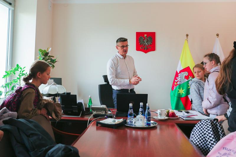 Wicemarszałek Sebastian Ciemnoczołowski miał przyjemność gościć uczniów ze Szkoły Podstawowej nr 21 w Zielonej Górze w Urzędzie Marszałkowskim. Podczas spotkania opowiadał o funkcjonowaniu samorządu województwa, obradach oraz decyzjach, które wpływają na życie mieszkańców Lubuskiego. Młodzi goście zwiedzili salę kolumnową, zasiedli na miejscach zarządu i radnych, a także dyskutowali o tym, co chcieliby zmienić w swoim otoczeniu. Wicemarszałek z uznaniem odniósł się do ich ciekawości i zaangażowania