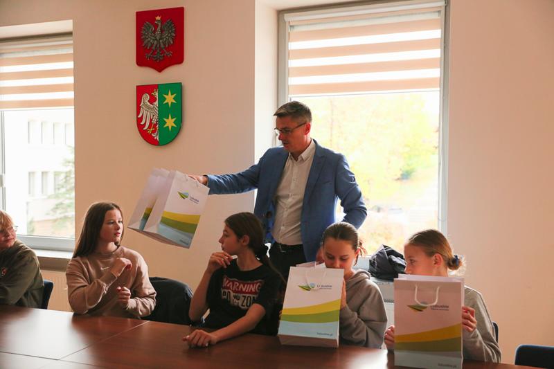 Wicemarszałek Sebastian Ciemnoczołowski miał przyjemność gościć uczniów ze Szkoły Podstawowej nr 21 w Zielonej Górze w Urzędzie Marszałkowskim. Podczas spotkania opowiadał o funkcjonowaniu samorządu województwa, obradach oraz decyzjach, które wpływają na życie mieszkańców Lubuskiego. Młodzi goście zwiedzili salę kolumnową, zasiedli na miejscach zarządu i radnych, a także dyskutowali o tym, co chcieliby zmienić w swoim otoczeniu. Wicemarszałek z uznaniem odniósł się do ich ciekawości i zaangażowania