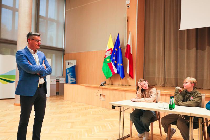 Wicemarszałek Sebastian Ciemnoczołowski miał przyjemność gościć uczniów ze Szkoły Podstawowej nr 21 w Zielonej Górze w Urzędzie Marszałkowskim. Podczas spotkania opowiadał o funkcjonowaniu samorządu województwa, obradach oraz decyzjach, które wpływają na życie mieszkańców Lubuskiego. Młodzi goście zwiedzili salę kolumnową, zasiedli na miejscach zarządu i radnych, a także dyskutowali o tym, co chcieliby zmienić w swoim otoczeniu. Wicemarszałek z uznaniem odniósł się do ich ciekawości i zaangażowania