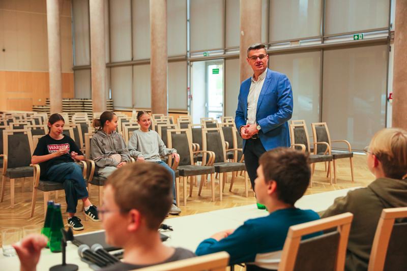 Wicemarszałek Sebastian Ciemnoczołowski miał przyjemność gościć uczniów ze Szkoły Podstawowej nr 21 w Zielonej Górze w Urzędzie Marszałkowskim. Podczas spotkania opowiadał o funkcjonowaniu samorządu województwa, obradach oraz decyzjach, które wpływają na życie mieszkańców Lubuskiego. Młodzi goście zwiedzili salę kolumnową, zasiedli na miejscach zarządu i radnych, a także dyskutowali o tym, co chcieliby zmienić w swoim otoczeniu. Wicemarszałek z uznaniem odniósł się do ich ciekawości i zaangażowania