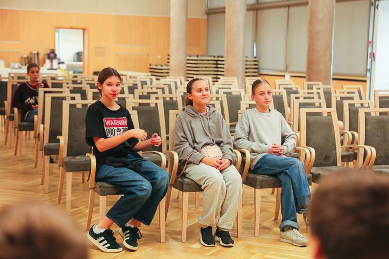 Wicemarszałek Sebastian Ciemnoczołowski miał przyjemność gościć uczniów ze Szkoły Podstawowej nr 21 w Zielonej Górze w Urzędzie Marszałkowskim. Podczas spotkania opowiadał o funkcjonowaniu samorządu województwa, obradach oraz decyzjach, które wpływają na życie mieszkańców Lubuskiego. Młodzi goście zwiedzili salę kolumnową, zasiedli na miejscach zarządu i radnych, a także dyskutowali o tym, co chcieliby zmienić w swoim otoczeniu. Wicemarszałek z uznaniem odniósł się do ich ciekawości i zaangażowania