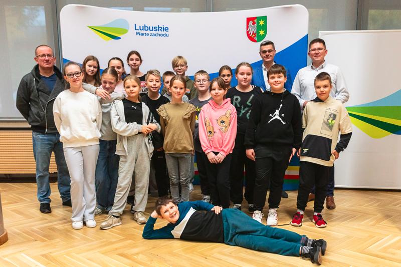 Wicemarszałek Sebastian Ciemnoczołowski miał przyjemność gościć uczniów ze Szkoły Podstawowej nr 21 w Zielonej Górze w Urzędzie Marszałkowskim. Podczas spotkania opowiadał o funkcjonowaniu samorządu województwa, obradach oraz decyzjach, które wpływają na życie mieszkańców Lubuskiego. Młodzi goście zwiedzili salę kolumnową, zasiedli na miejscach zarządu i radnych, a także dyskutowali o tym, co chcieliby zmienić w swoim otoczeniu. Wicemarszałek z uznaniem odniósł się do ich ciekawości i zaangażowania
