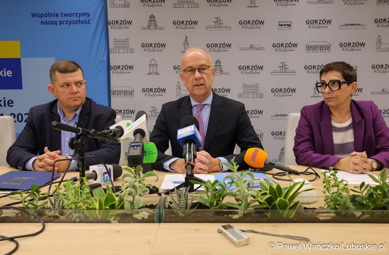 Marszałek Marcin Jabłoński (w środku), Prezydent Gorzowa Jacek Wójcicki oraz Posłanka na Sejm RP Krystyna Sibińska, podczas konferencji prasowej dot. podpisania umowy na dofinansowania termomodernizacji budynków i zakup elektrycznych autobusów w Gorzowie Wielkopolskim