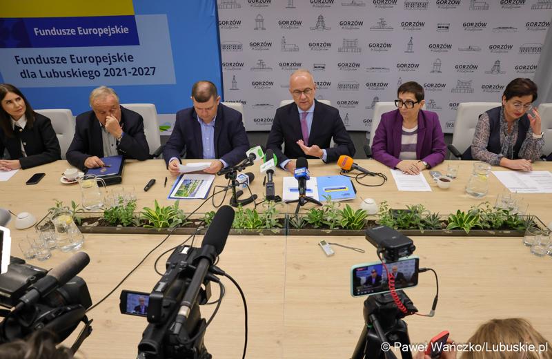 Uczestnicy konferencji prasowej dot. podpisania umowy w  Urzędzie Miasta w Gorzowie Wielkopolskim na dofinansowania termomodernizacji budynków oraz zakup elektrycznych autobusów