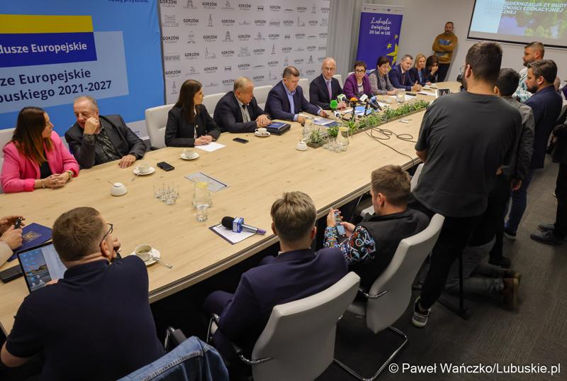 Uczestnicy konferencji prasowej dot. podpisania umowy w  Urzędzie Miasta w Gorzowie Wielkopolskim na dofinansowania termomodernizacji budynków oraz zakup elektrycznych autobusów