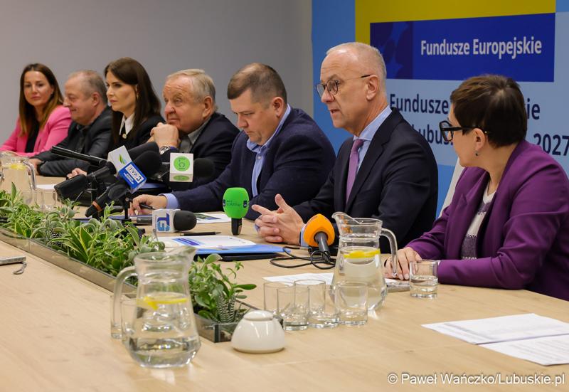 Uczestnicy konferencji prasowej dot. podpisania umowy w  Urzędzie Miasta w Gorzowie Wielkopolskim na dofinansowania termomodernizacji budynków oraz zakup elektrycznych autobusów