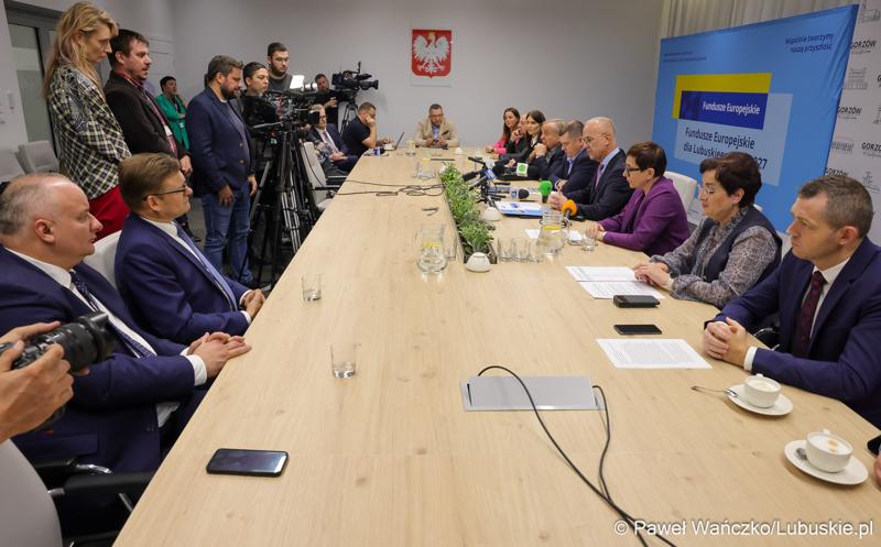Uczestnicy konferencji prasowej dot. podpisania umowy w  Urzędzie Miasta w Gorzowie Wielkopolskim na dofinansowania termomodernizacji budynków oraz zakup elektrycznych autobusów