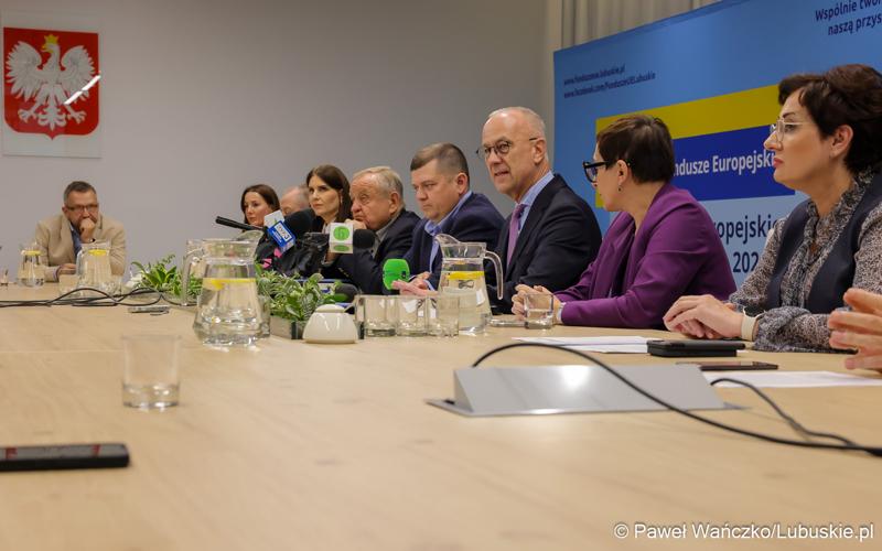 Uczestnicy konferencji prasowej dot. podpisania umowy w  Urzędzie Miasta w Gorzowie Wielkopolskim na dofinansowania termomodernizacji budynków oraz zakup elektrycznych autobusów
