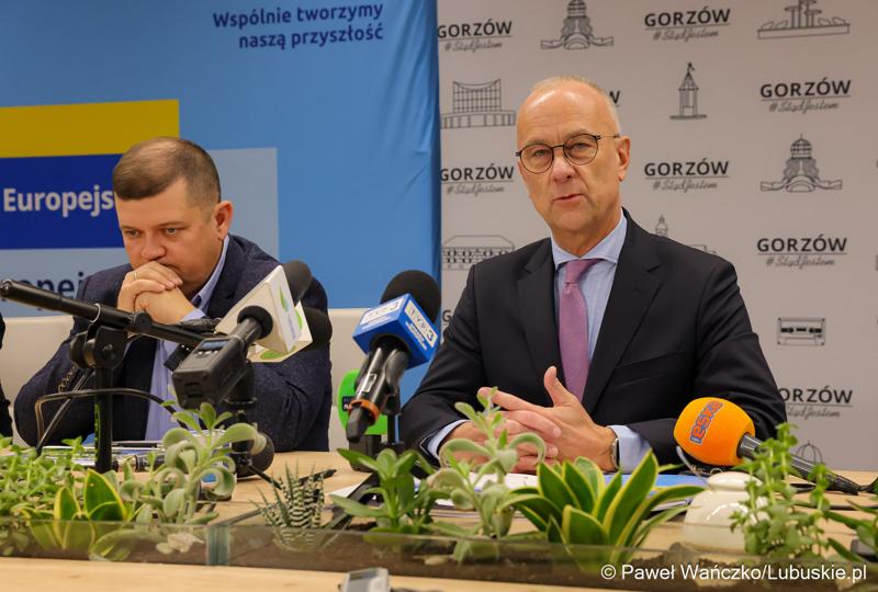 Marszałek Marcin Jabłoński (z prawej) i Prezydent Gorzowa Jacek Wójcicki podczas konferencji prasowej dot. podpisania umowy na dofinansowania termomodernizacji budynków oraz zakup elektrycznych autobusów w Gorzowie Wielkopolskim