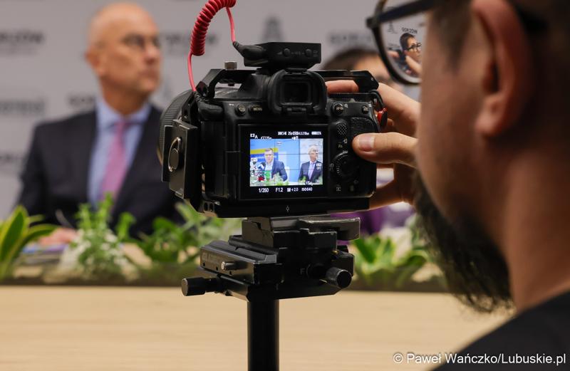 Uczestnicy konferencji prasowej dot. podpisania umowy w  Urzędzie Miasta w Gorzowie Wielkopolskim na dofinansowania termomodernizacji budynków oraz zakup elektrycznych autobusów