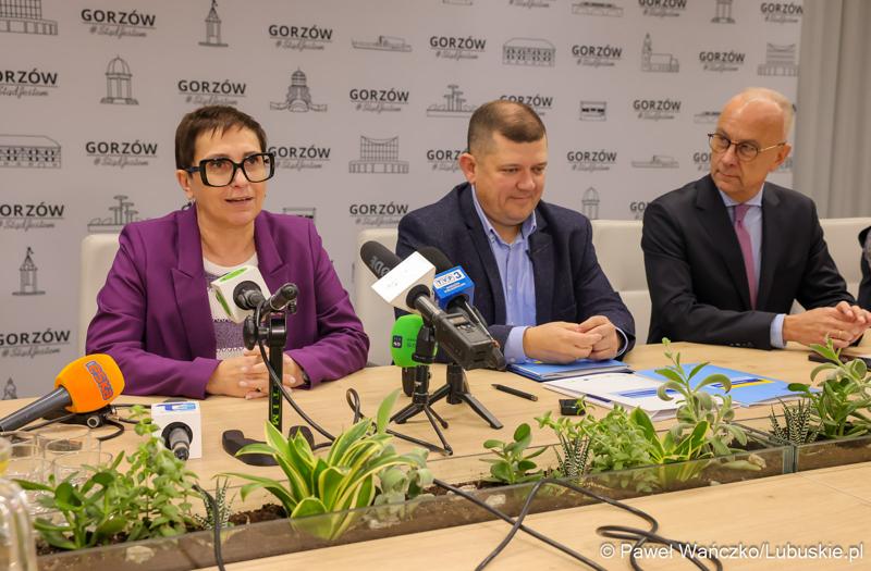 Posłanka na Sejm RP Krystyna Sibińska przemawia podczas konferencji prasowej dot. podpisania umowy w  Urzędzie Miasta w Gorzowie Wielkopolskim na dofinansowania termomodernizacji budynków oraz zakup elektrycznych autobusów