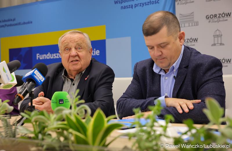 Uczestnicy konferencji prasowej dot. podpisania umowy w  Urzędzie Miasta w Gorzowie Wielkopolskim na dofinansowania termomodernizacji budynków oraz zakup elektrycznych autobusów. Z lewej Senator RP Władysław Komarcki, obok Prezydent Gorzowa Jacek Wójcicki