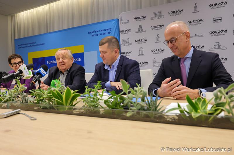 Uczestnicy konferencji prasowej dot. podpisania umowy w  Urzędzie Miasta w Gorzowie Wielkopolskim na dofinansowania termomodernizacji budynków oraz zakup elektrycznych autobusów