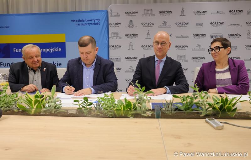 Marszałek Marcin Jabłoński i Prezydent Gorzowa Jacek Wójcicki podpisują umowy w  Urzędzie Miasta w Gorzowie Wielkopolskim na dofinansowania termomodernizacji budynków oraz zakup elektrycznych autobusów