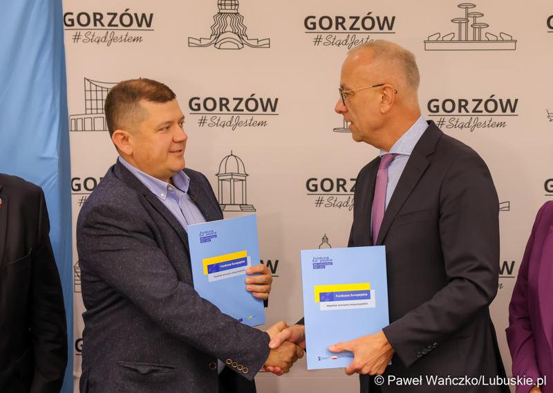 Marszałek Marcin Jabłoński (z prawej) i Prezydent Gorzowa Jacek Wójcicki po podpisaniu umowy w  Urzędzie Miasta w Gorzowie Wielkopolskim na dofinansowania termomodernizacji budynków oraz zakup elektrycznych autobusów