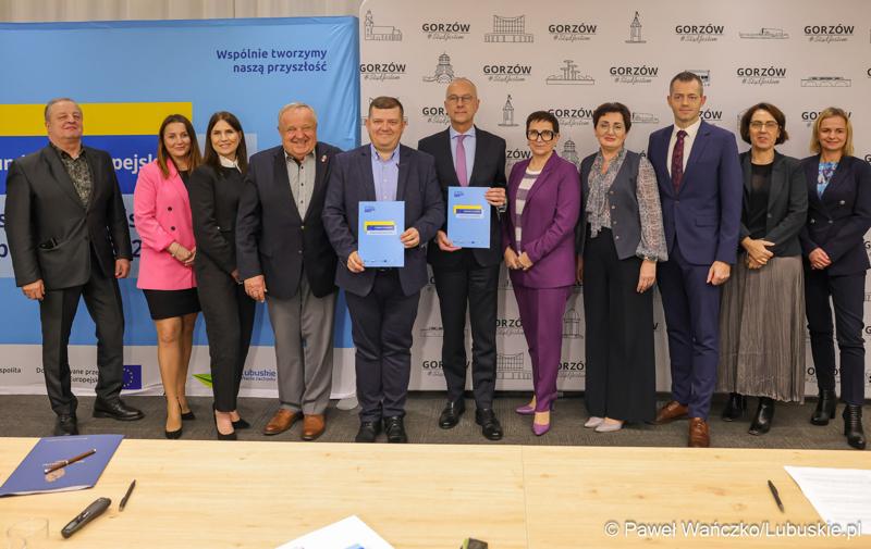 Uczestnicy konferencji prasowej dot. podpisania umowy w  Urzędzie Miasta w Gorzowie Wielkopolskim na dofinansowania termomodernizacji budynków oraz zakup elektrycznych autobusów