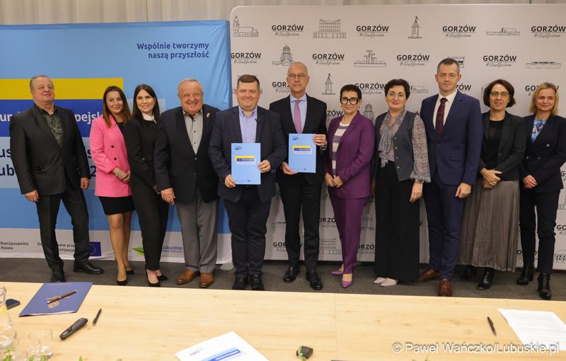 Uczestnicy konferencji prasowej dot. podpisania umowy w  Urzędzie Miasta w Gorzowie Wielkopolskim na dofinansowania termomodernizacji budynków oraz zakup elektrycznych autobusów