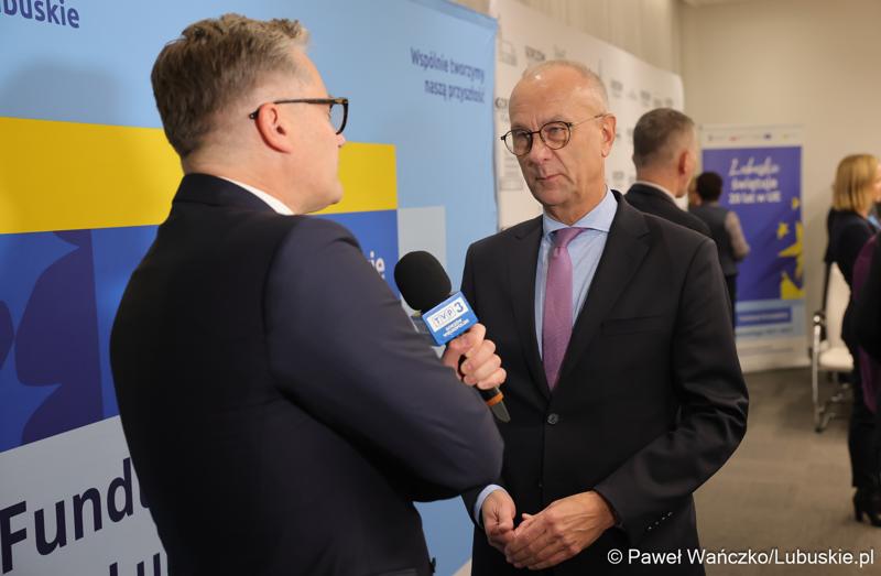 Marszałek Marcin Jabłoński udziela wywiadu TVP3 Gorzów
