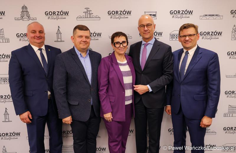 Uczestnicy konferencji prasowej dot. podpisania umowy w  Urzędzie Miasta w Gorzowie Wielkopolskim na dofinansowania termomodernizacji budynków oraz zakup elektrycznych autobusów
