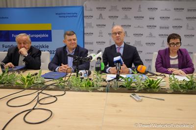 Uczestnicy konferencji prasowej dot. podpisania umowy w  Urzędzie Miasta w Gorzowie Wielkopolskim na dofinansowania termomodernizacji budynków oraz zakup elektrycznych autobusów