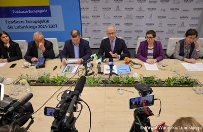 Uczestnicy konferencji prasowej dot. podpisania umowy w  Urzędzie Miasta w Gorzowie Wielkopolskim na dofinansowania termomodernizacji budynków oraz zakup elektrycznych autobusów