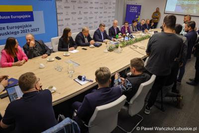 Uczestnicy konferencji prasowej dot. podpisania umowy w  Urzędzie Miasta w Gorzowie Wielkopolskim na dofinansowania termomodernizacji budynków oraz zakup elektrycznych autobusów