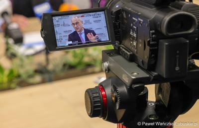 Marszałek Marcin Jabłoński podczas konferencji prasowej dot. podpisania umowy na dofinansowania termomodernizacji budynków oraz zakup elektrycznych autobusów w Gorzowie Wielkopolskim 