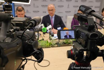 Konferencja prasowa dot. podpisania umowy w  Urzędzie Miasta w Gorzowie Wielkopolskim na dofinansowania termomodernizacji budynków oraz zakup elektrycznych autobusów
