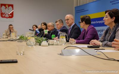 Uczestnicy konferencji prasowej dot. podpisania umowy w  Urzędzie Miasta w Gorzowie Wielkopolskim na dofinansowania termomodernizacji budynków oraz zakup elektrycznych autobusów