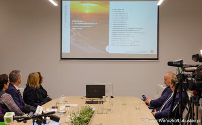 Konferencja prasowa dot. podpisania umowy w  Urzędzie Miasta w Gorzowie Wielkopolskim na dofinansowania termomodernizacji budynków oraz zakup elektrycznych autobusów