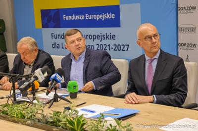 Uczestnicy konferencji prasowej dot. podpisania umowy w  Urzędzie Miasta w Gorzowie Wielkopolskim na dofinansowania termomodernizacji budynków oraz zakup elektrycznych autobusów